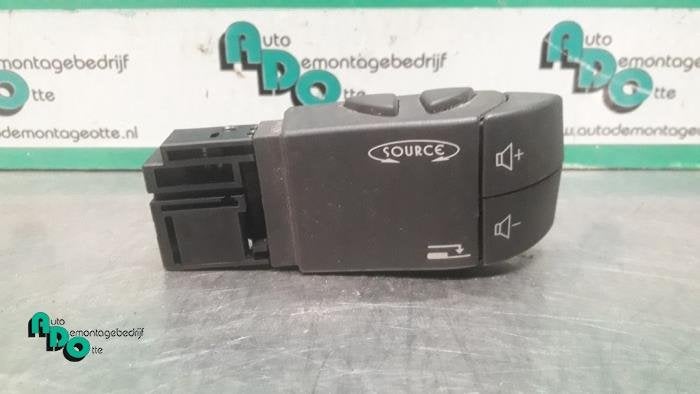 Commande radio volant d'un Renault Twingo (Twingo 07-), Renault, -, 3 mois de garantie, Utilisé
