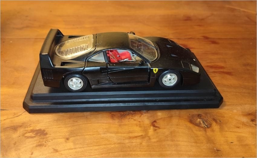 FERRARI  F40,   BURAGO  au 1/24, sur socle, Enlèvement ou Envoi, Comme neuf, Voiture, Burago