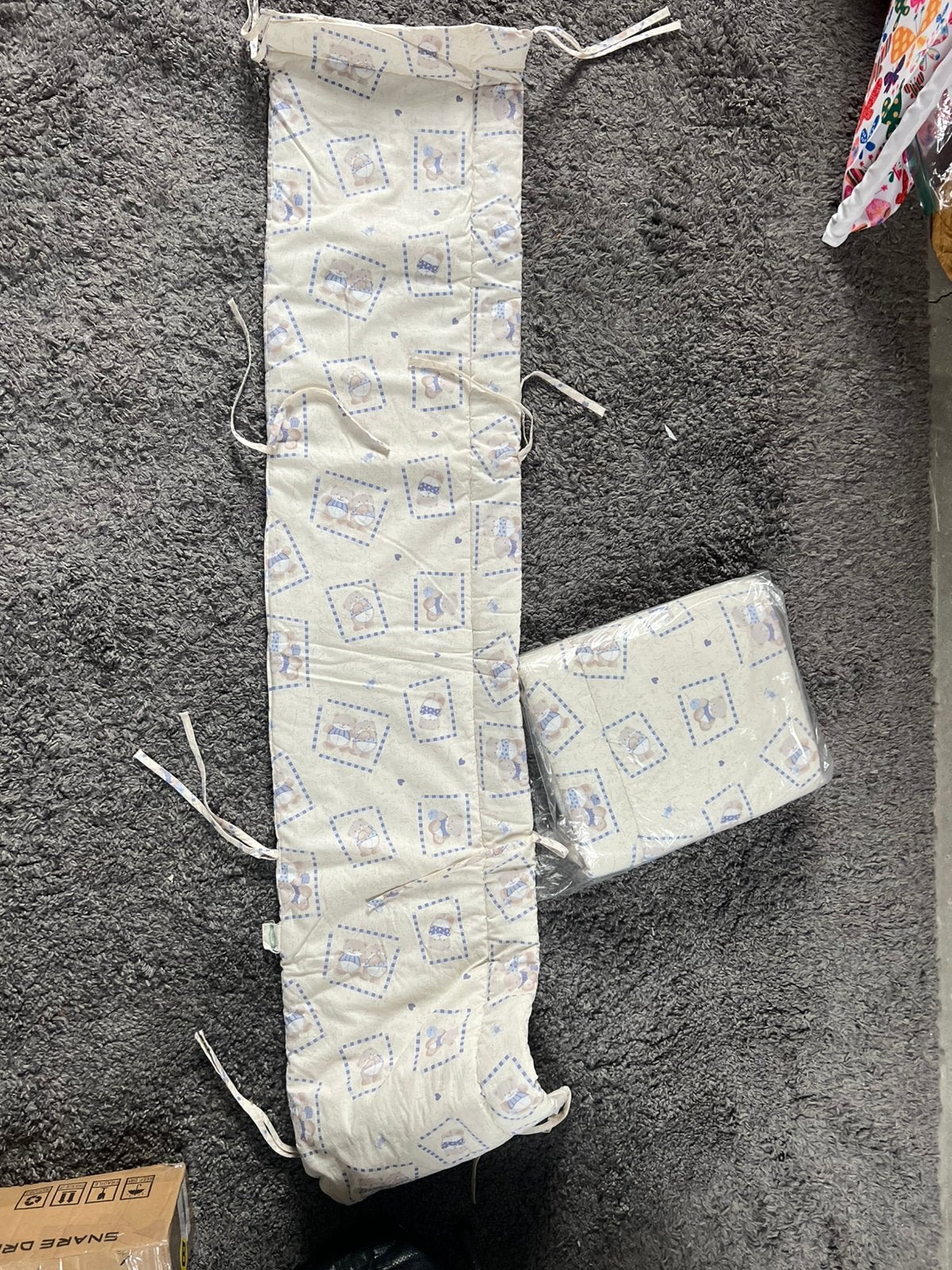 Twee bedomranding baby peuter bed, Enfants & Bébés, Vêtements de bébé | Autre, Enlèvement, Comme neuf