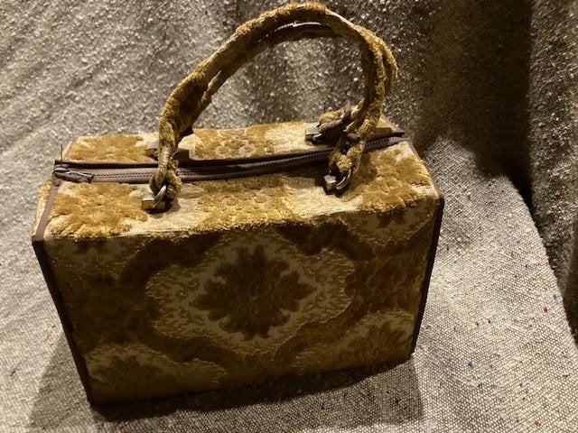 TROUSSE DE TOILETTE VINTAGE EN VELOURS DORÉ  '70 S + CONTENU, Enlèvement ou Envoi, Utilisé, Autres couleurs, Homme ou Femme