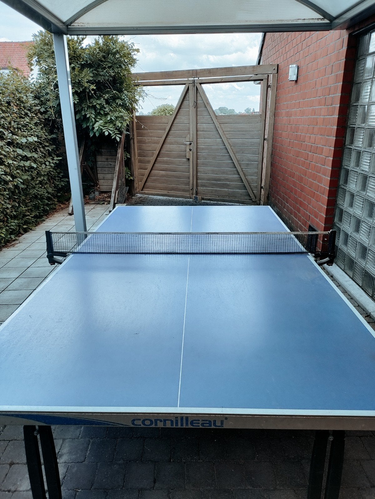 blauwe tafel met net van Cornilleau, Sport en Fitness, Tafeltennis, Ophalen, Zo goed als nieuw, Tafel Outdoor, Inklapbaar