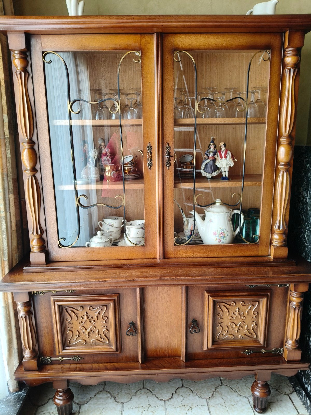 Rustiek eet plaats dressoir+vitrine kast+ tafel, Ophalen