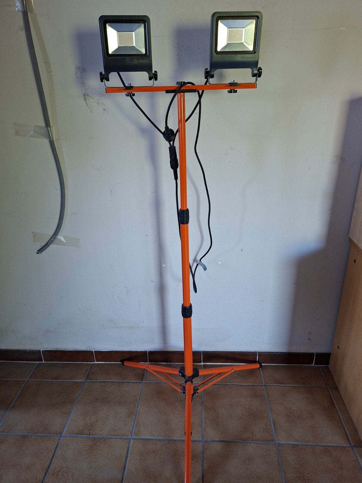 Dubbele LEDstraler op statief, Ophalen