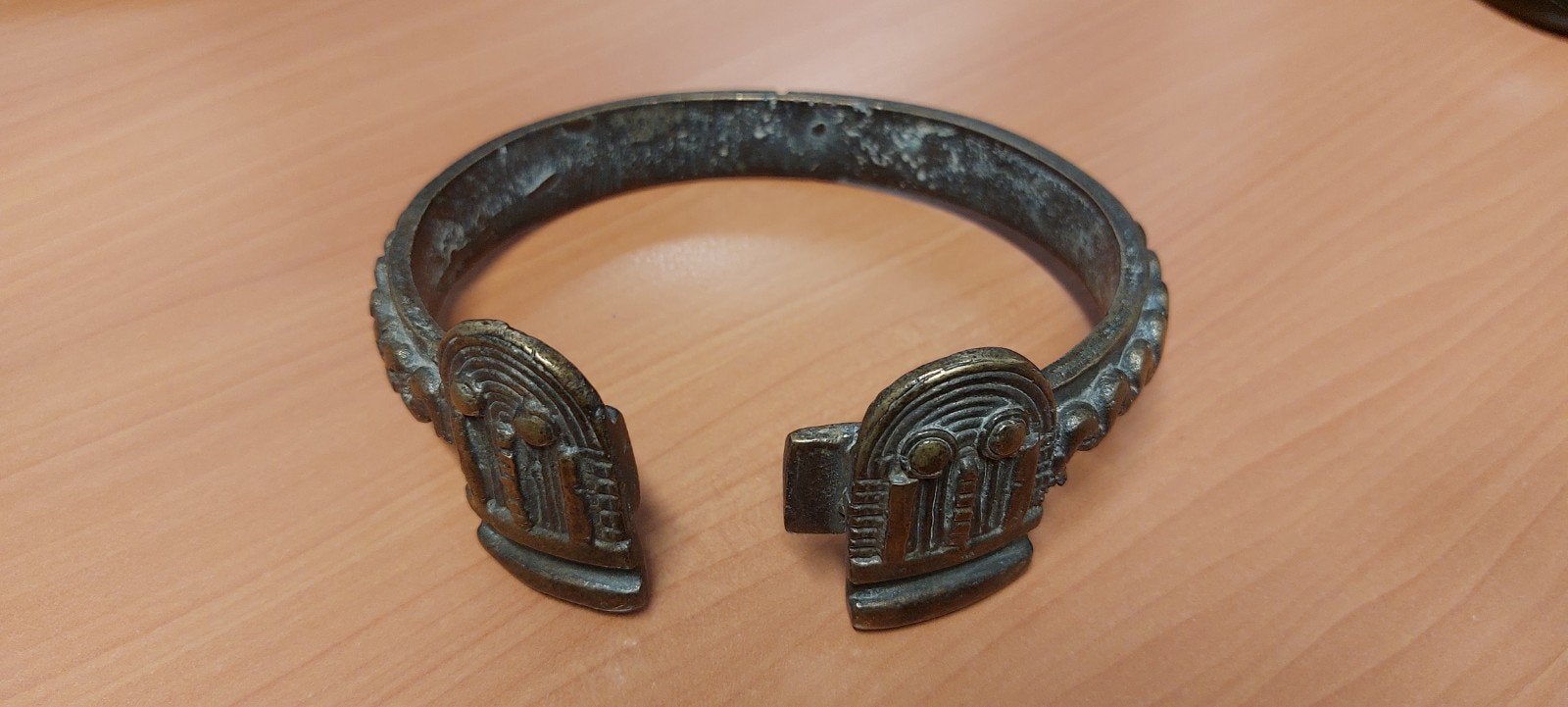 Bracelet Africain en bronze, Enlèvement