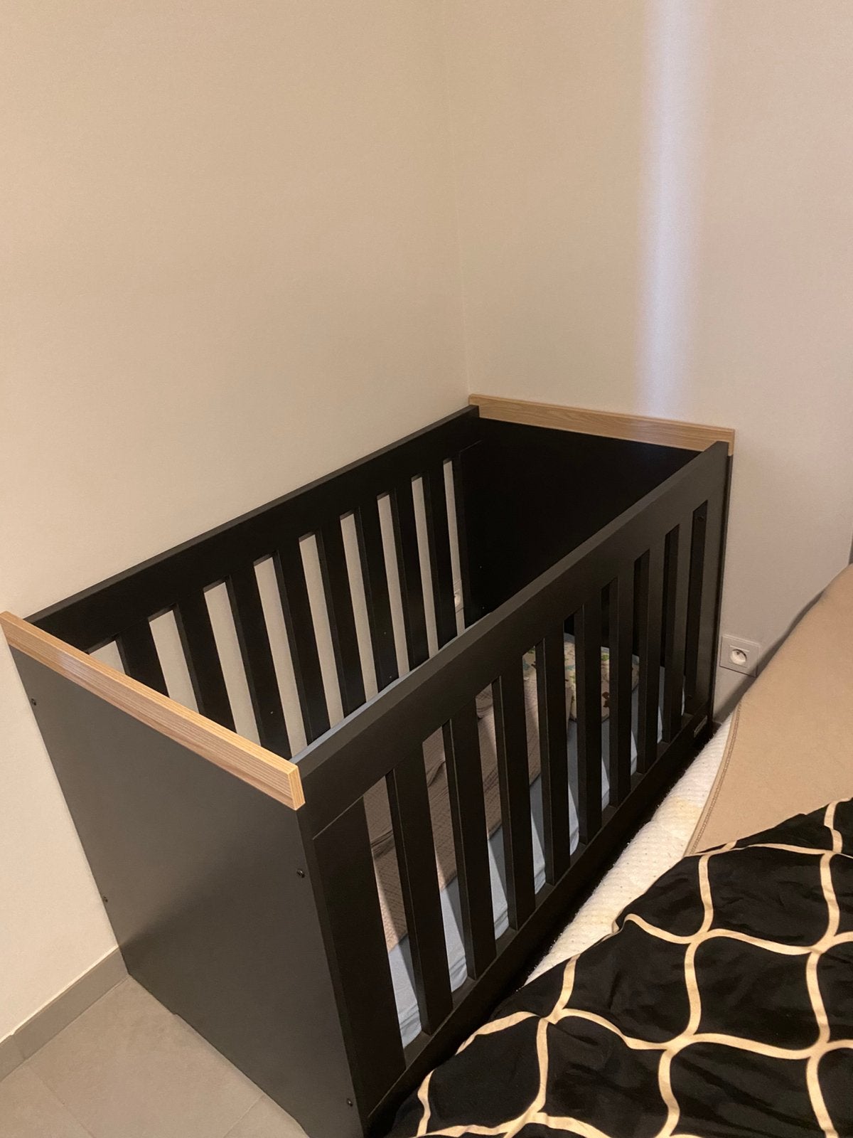 Kinder/peuter bed met matras, zwart, 120cm op 60cm, Kinderen en Baby's, Kinderkamer | Complete kinderkamers, Ophalen, Zo goed als nieuw
