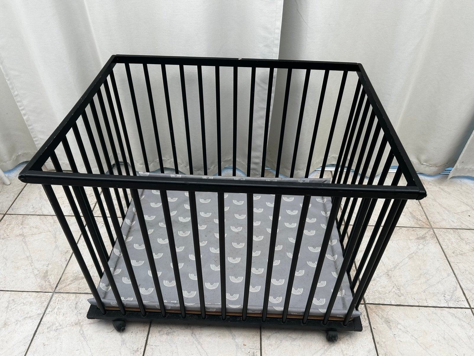 Zwart babypark, Kinderen en Baby's, Babyparken, Ophalen, Gebruikt, Rechthoekig, In hoogte verstelbaar