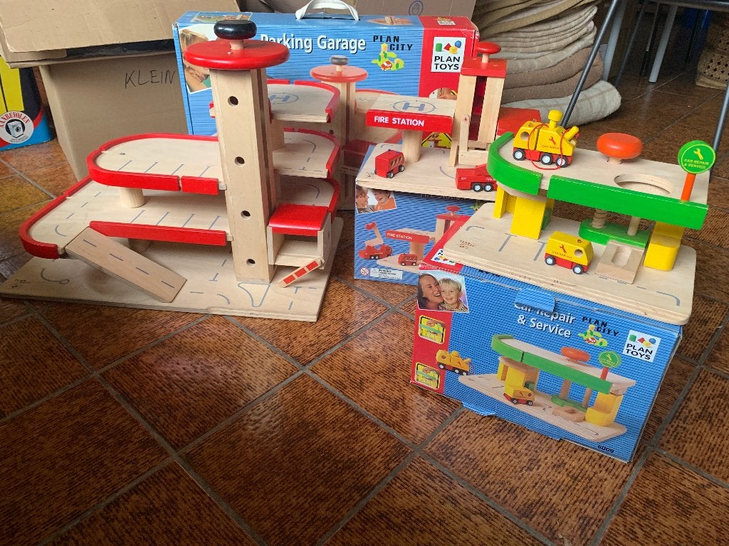 Mooie houten Plan Toys set: garage, brandweer, parkinggarage, Enlèvement, Utilisé, Autres types
