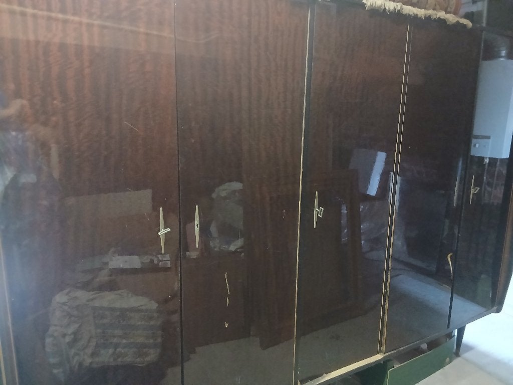 armoire en acajou, Enlèvement