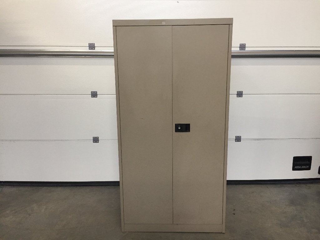 (142) Metalen 2 deuren kast met legplanken, Ophalen