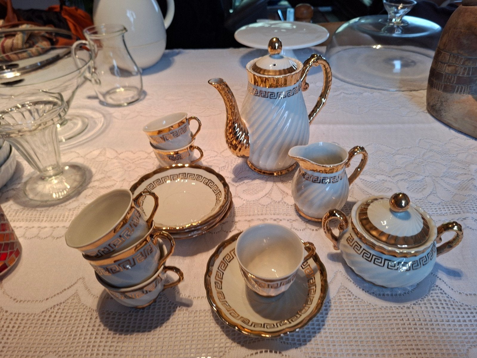 Koffieservies wit met gouden versiering, Enlèvement