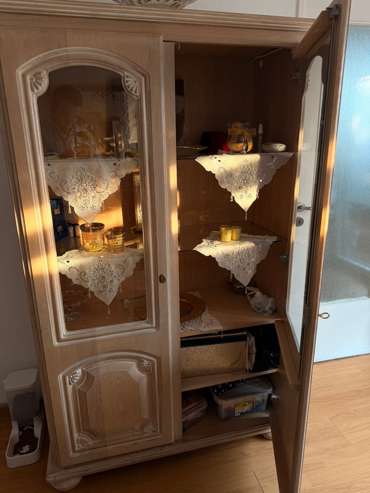 Vitrinekast lichtbruin hout, Huis en Inrichting, Kasten | Vitrinekasten, Ophalen, Zo goed als nieuw