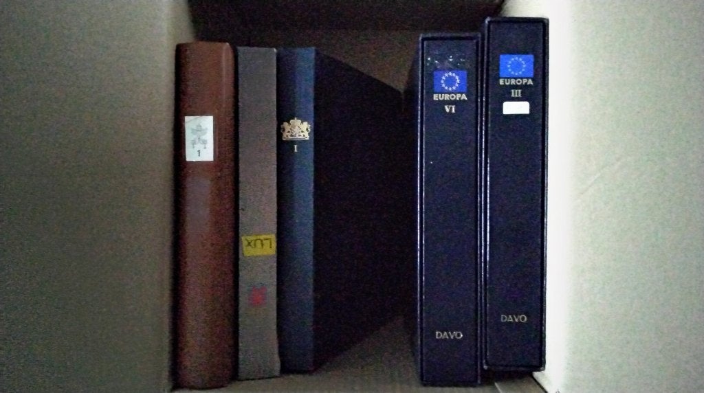 Doos lege albums ( lees beschrijving)., Postzegels en Munten, Verzenden