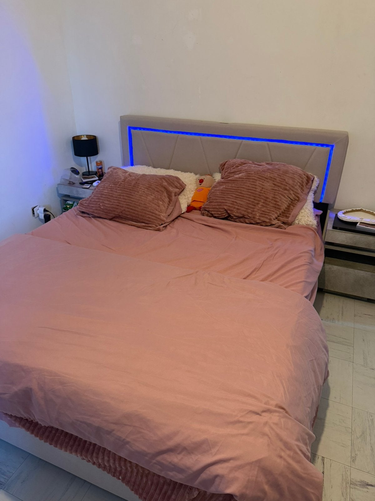 2 persoons bed met verlichting en oplaadstation, Ophalen, Zo goed als nieuw