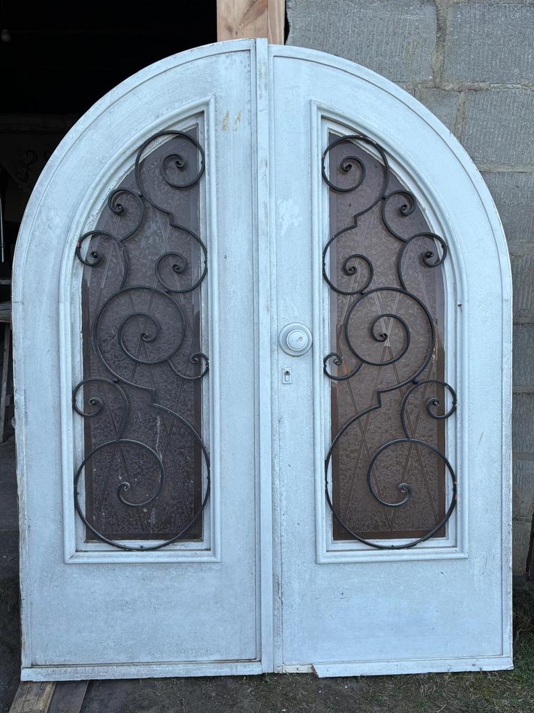 Dubbele gebogen deur met smeedijzer, Ophalen, Gebruikt