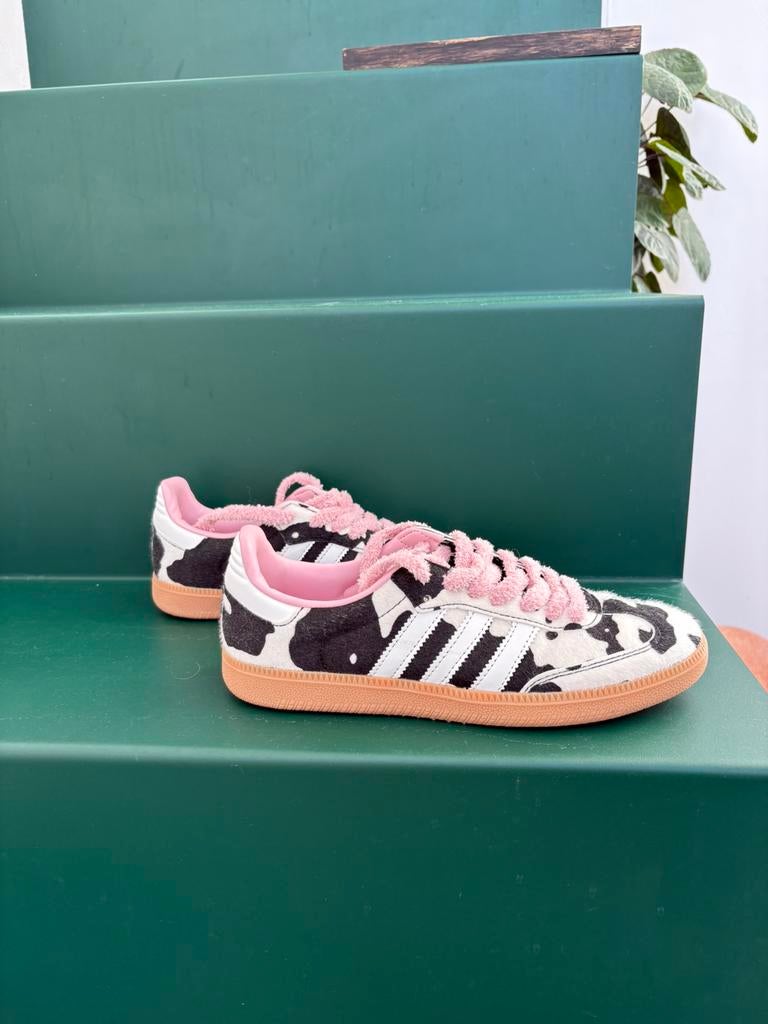 Originele Adidas Samba met opvallende cow print., Enlèvement ou Envoi, Comme neuf, Chaussures, Fille
