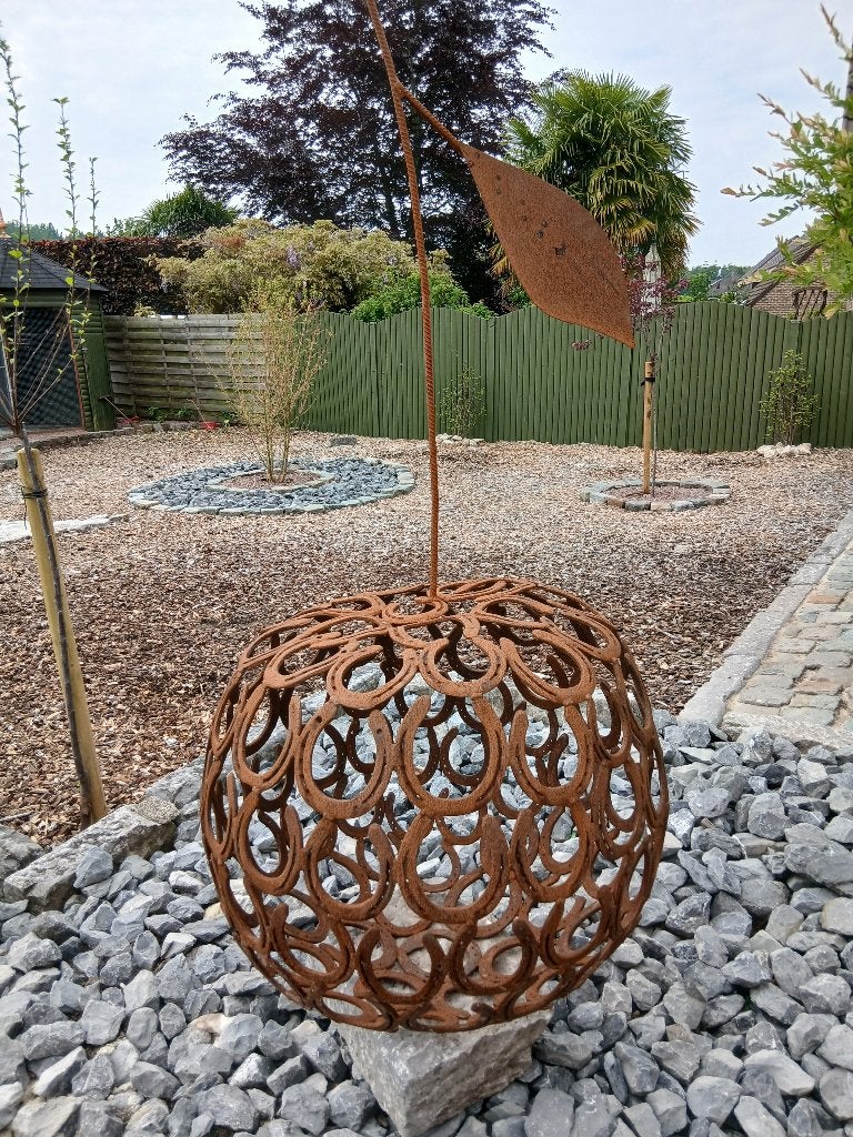 tuinbeeld & appel gemaakt van oude paarden hoefijzers, Ophalen, Nieuw, Metaal, Abstract beeld