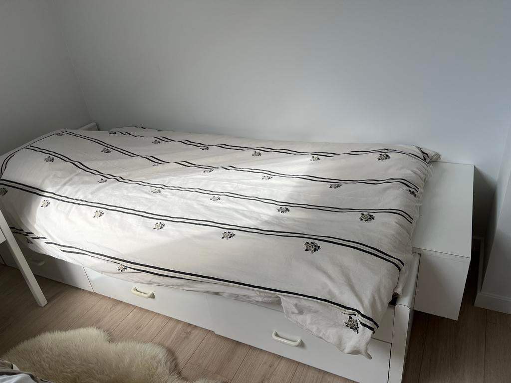 Eenpersoonsbed met nachtkastje, Huis en Inrichting, Ophalen, Eenpersoons, Wit, Zo goed als nieuw