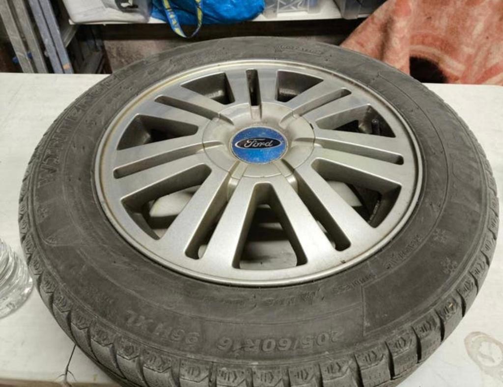 Jantes Ford 16 pouces montés en pneus hiver, Autos : Divers, Enjoliveurs, Enlèvement