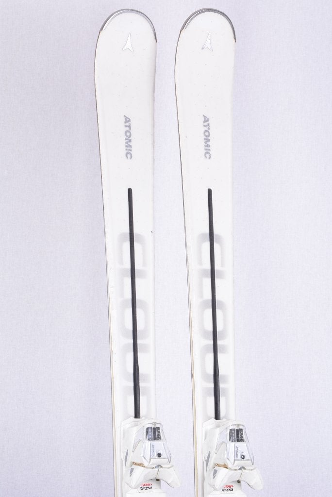 Skis 150 ; 157 ; 164 cm pour femmes ATOMIC CLOUD C11, blancs, Carving, Skis, 140 à 160 cm, Utilisé
