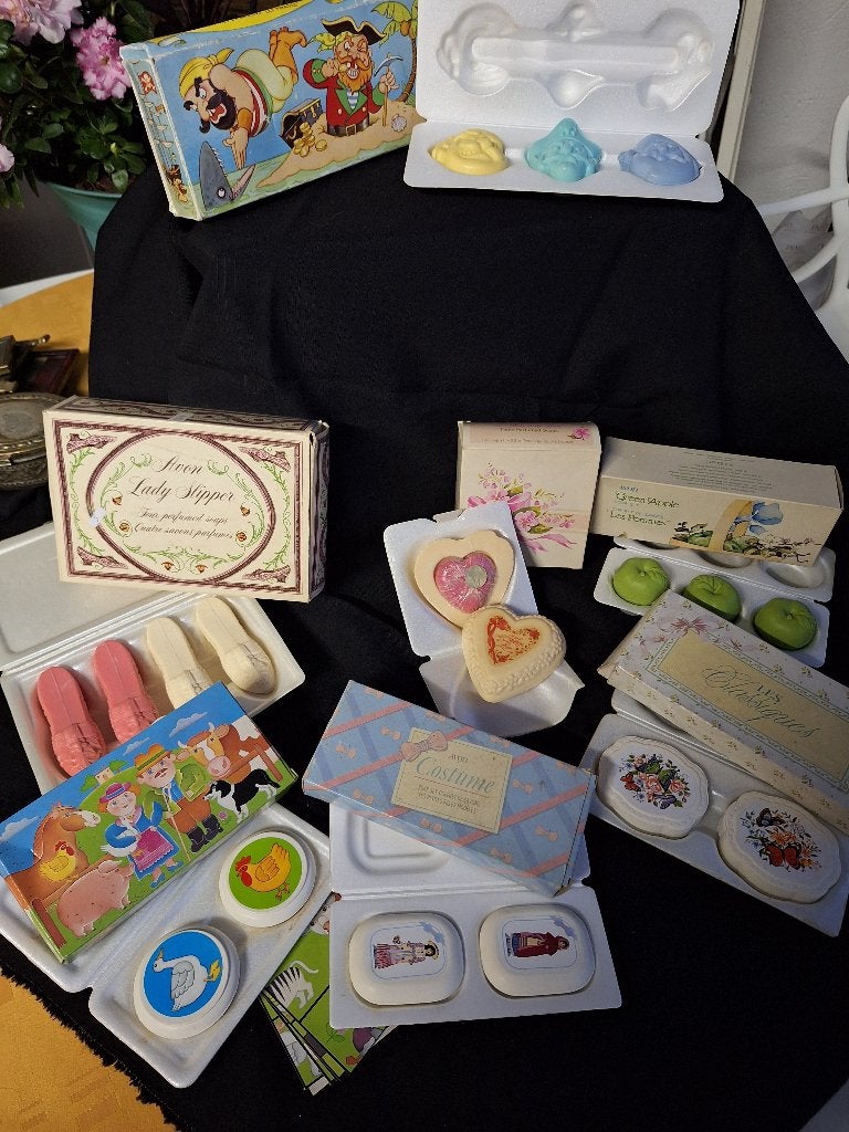 LOT D ANCIENS SAVONS  AVON AVEC BOITE, Bijoux, Sacs & Beauté, Enlèvement ou Envoi, Comme neuf, Autres types
