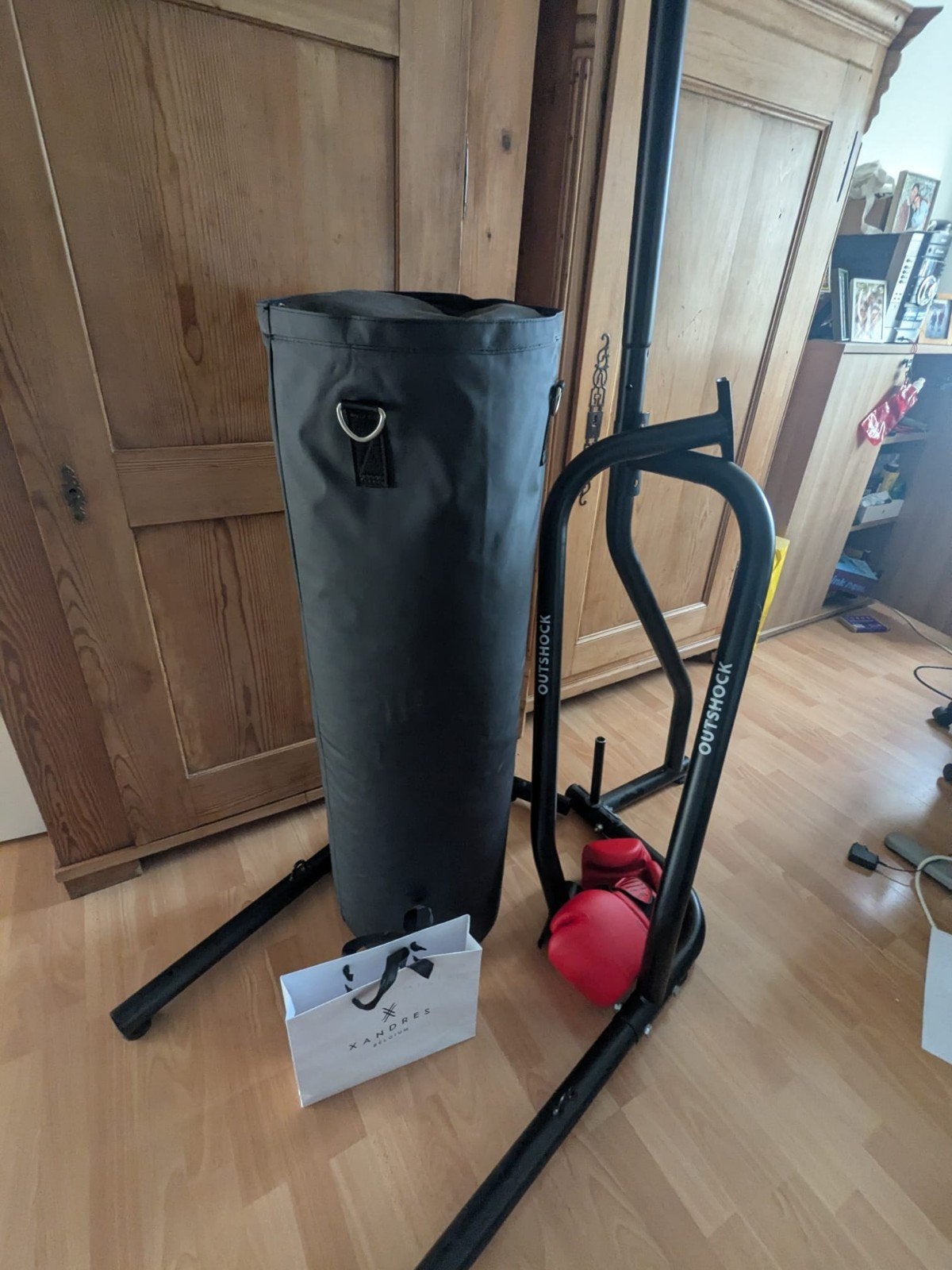 outshock statief + bokszak (32kg) + handschoenen, Ophalen, Bokszak