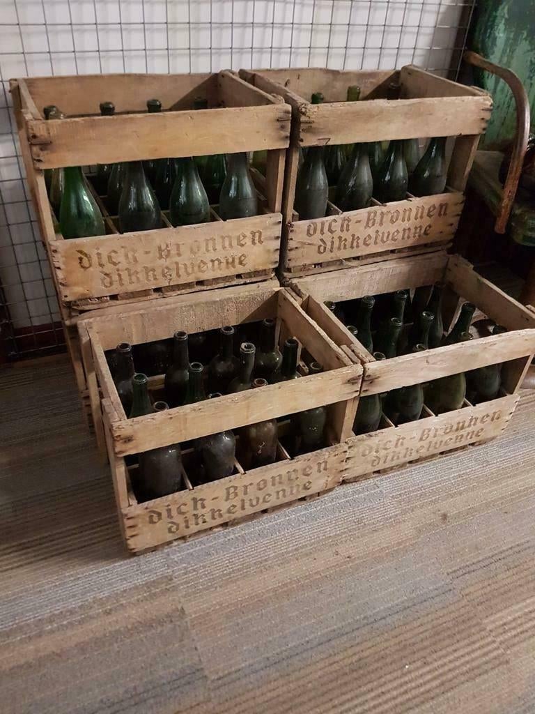 Oude houten krat, flessenkrat met 12 wijnflessen🍷, Antiek en Kunst, Ophalen