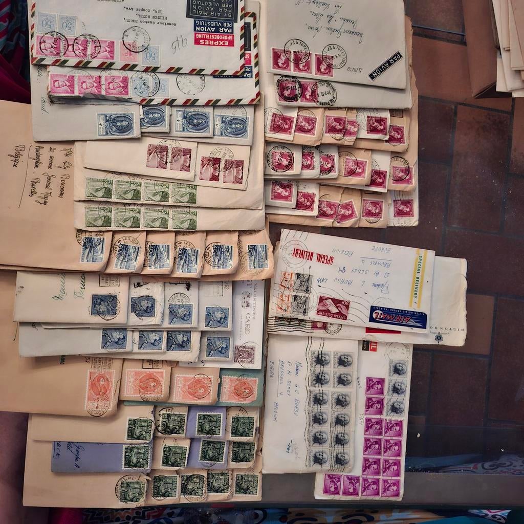 117 postzegels op verschillende letters uit de late jaren 40, Postzegels en Munten, Ophalen of Verzenden