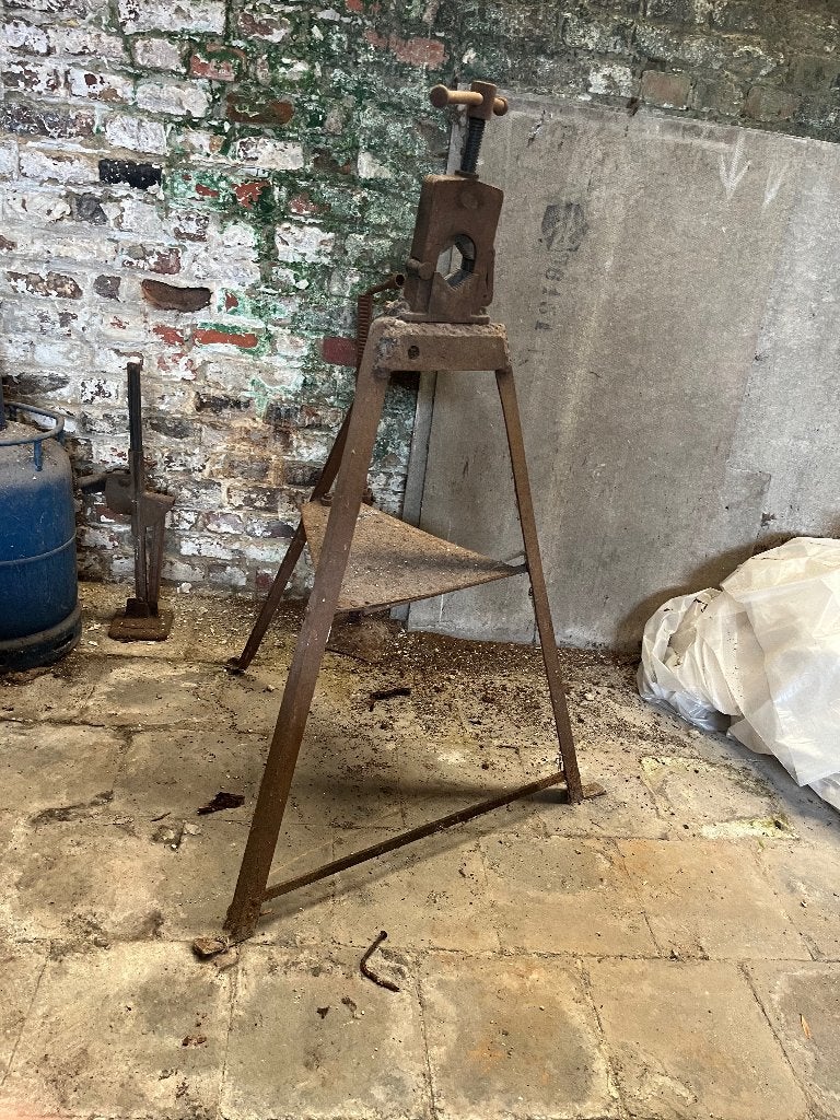 Ancien Etau de plombier, Bricolage & Construction, Enlèvement, Utilisé, Rabattable