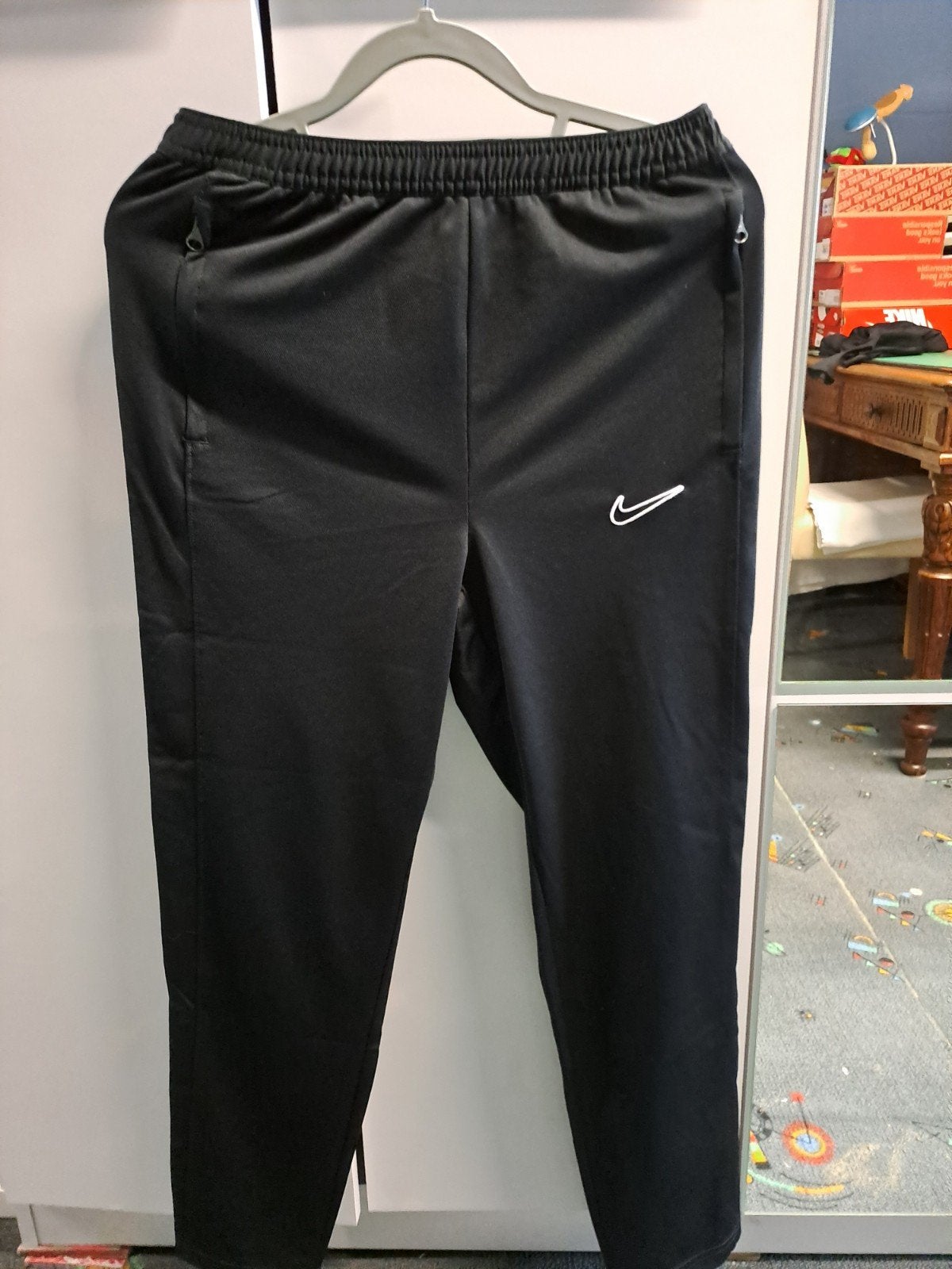 Trainingsbroek (Nike), Ophalen