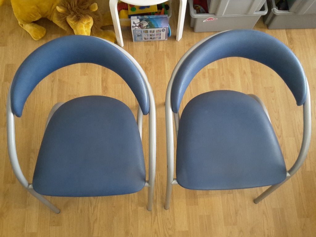 2 Stevige stoelen, blauw en grijs, in prima staat, Maison & Meubles, Chaises, Métal, Comme neuf, Deux, Enlèvement