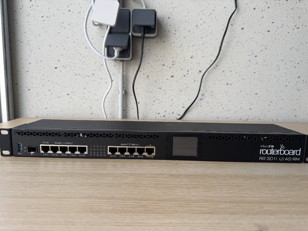 MikroTik RB3011UiAS-RM Router, Enlèvement ou Envoi, Utilisé, Routeur, MikroTik