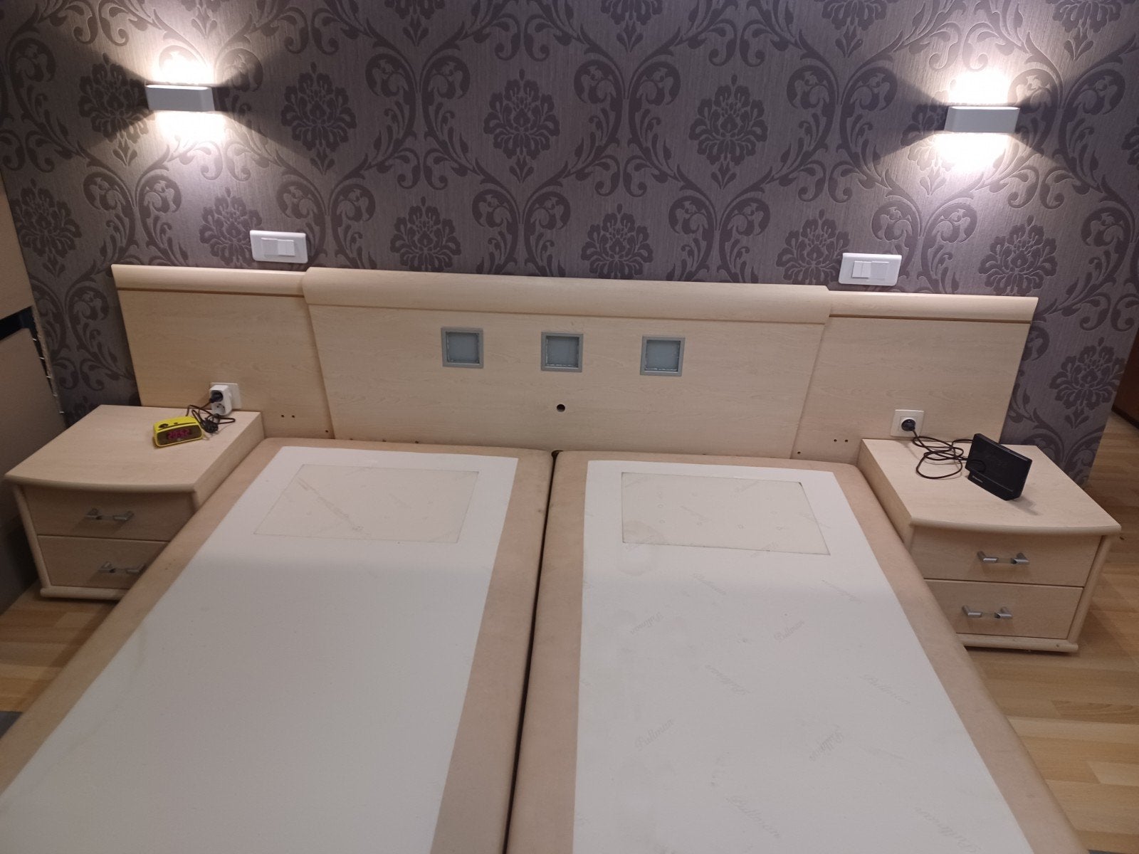 Bed met achterwand en 2 nachtkastjes, Ophalen