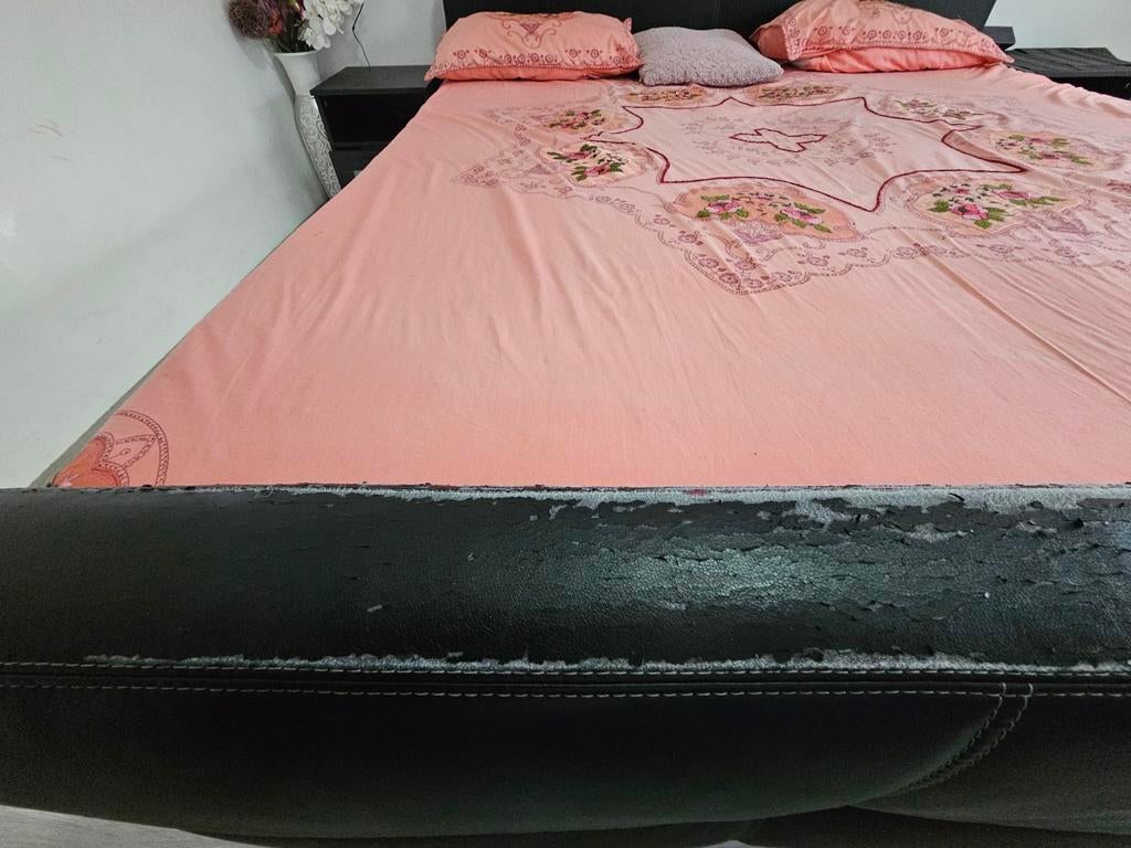 Bed, Enlèvement