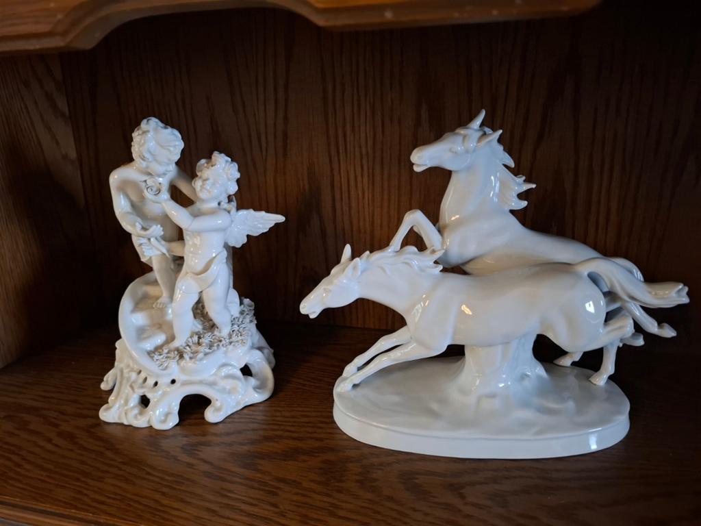 Decoratieve figuren witte porseleinen cherubijnpaarden
