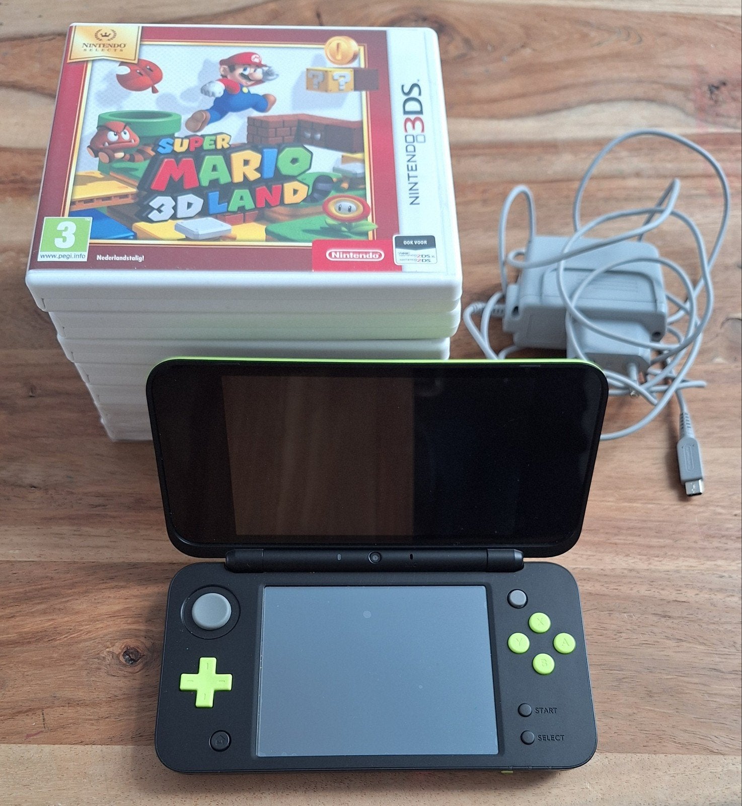 Nintendo 2ds XL + 8 games, Ophalen, Zo goed als nieuw, Met beschermhoes of tas, Zwart