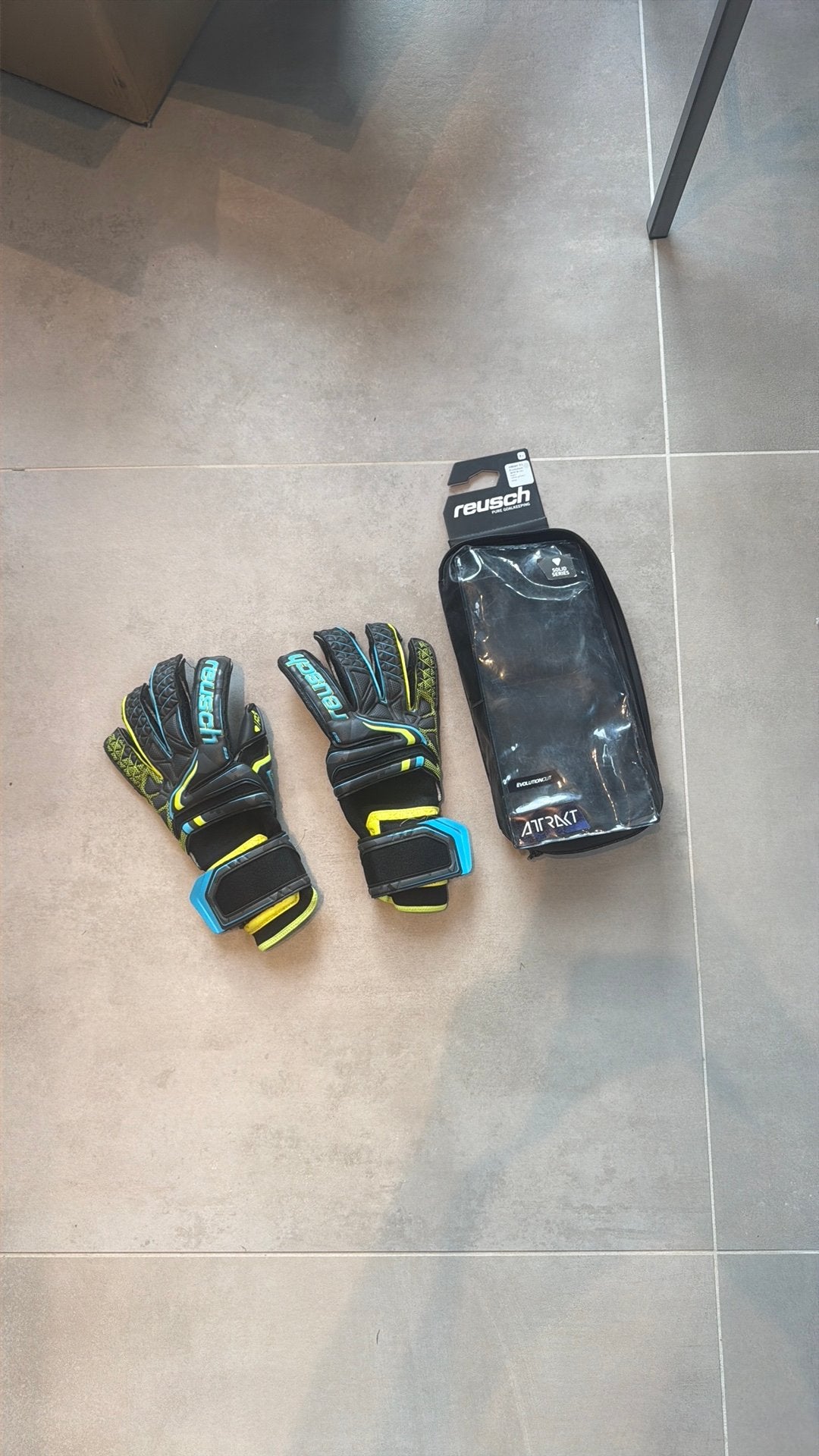 Keepershandshoenen, Ophalen, Handschoenen