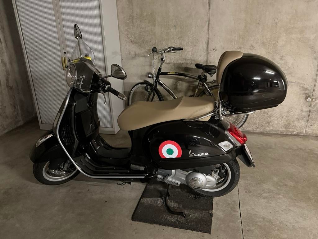 TE KOOP: Origineel Vespa GTS zadel + rugsteun kleur beige, Enlèvement, Comme neuf, Selle, Vespa