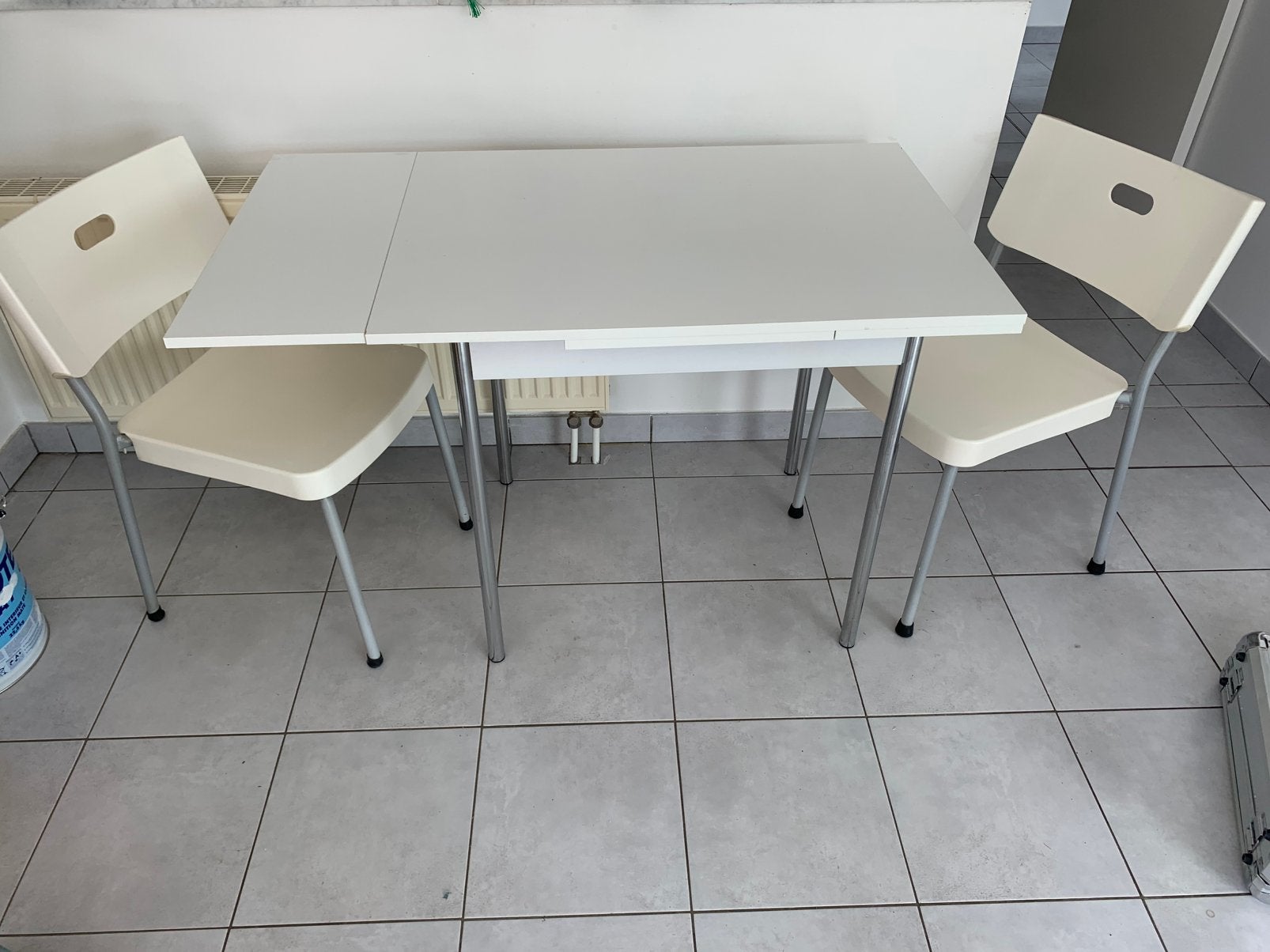 Table allongable + chaises blanches GRATUITES, Enlèvement, Utilisé, Table de camping