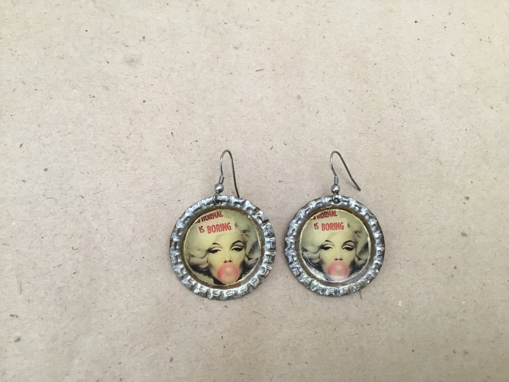Boucles d'oreilles Marilyn Monroe sur capsules de bière, Enlèvement ou Envoi, Comme neuf, Autres matériaux, Pendantes