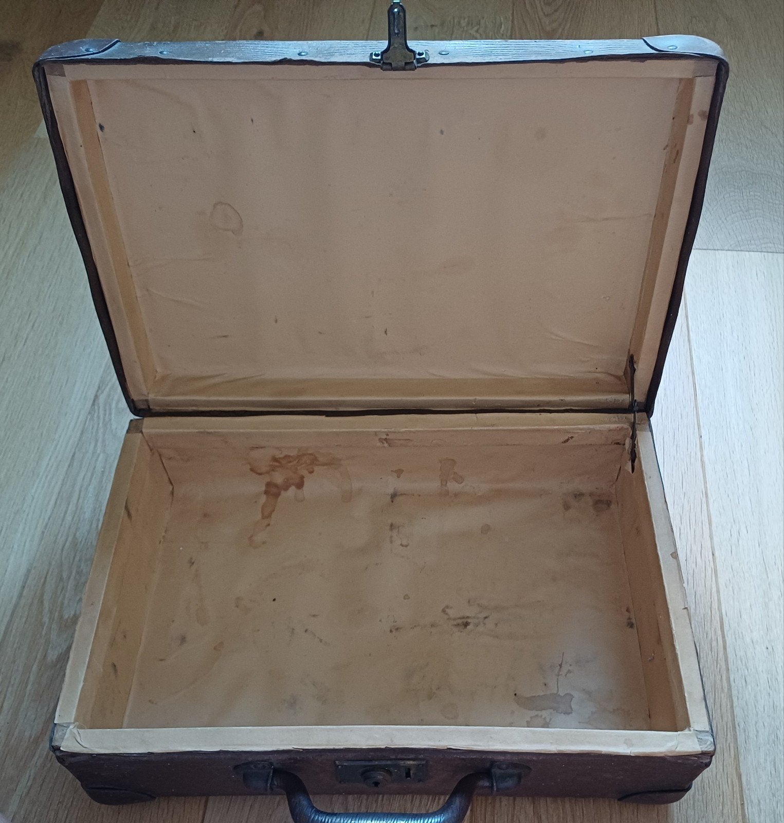 Petite valise brune en carton, Vintage, Bijoux, Sacs & Beauté, Valises, Enlèvement ou Envoi, Utilisé, Autres matériaux