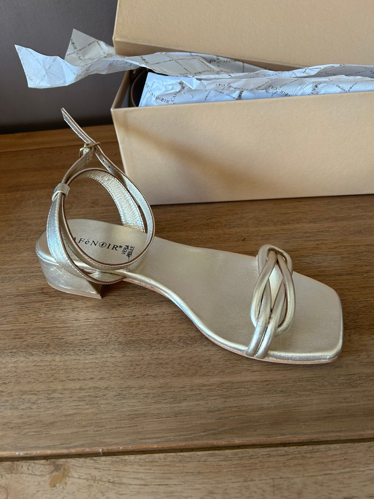 Sandales dorées, Vêtements | Femmes, Chaussures, Neuf, Autres couleurs, Enlèvement, Sandales et Mûles