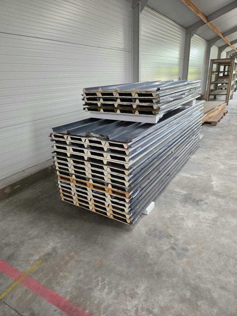 B-keuze lot sandwichpanelen, 29 x 3m, 9 x 2m, 8 x 5.6m, Bricolage & Construction, Tuiles & Revêtements de toit, Gris, Enlèvement ou Envoi