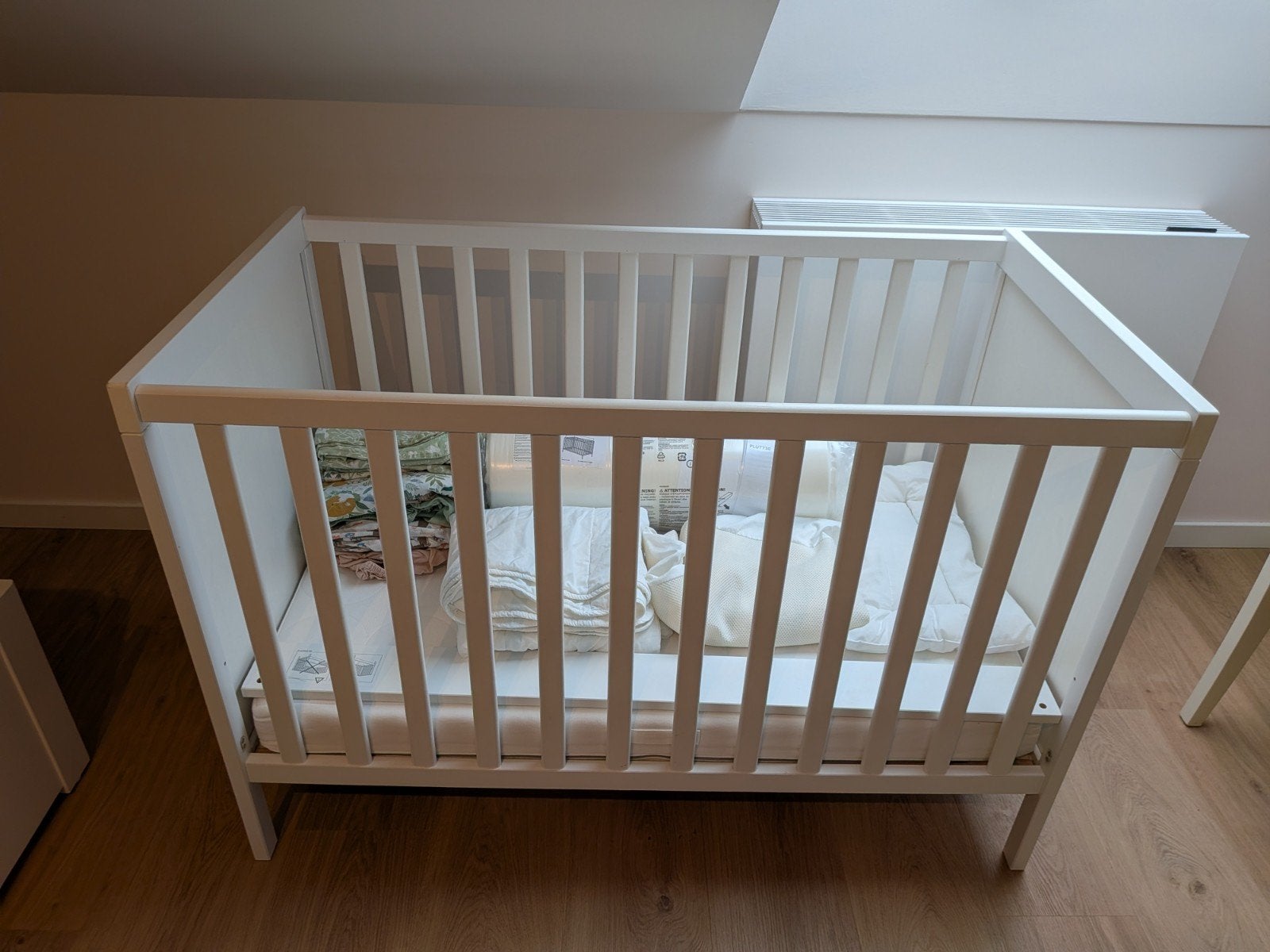Ikea Sundvik Babybed, extra matras, matrasbeschermer, etc, Enfants & Bébés, Berceaux & Lits, Enlèvement, Comme neuf, Lit