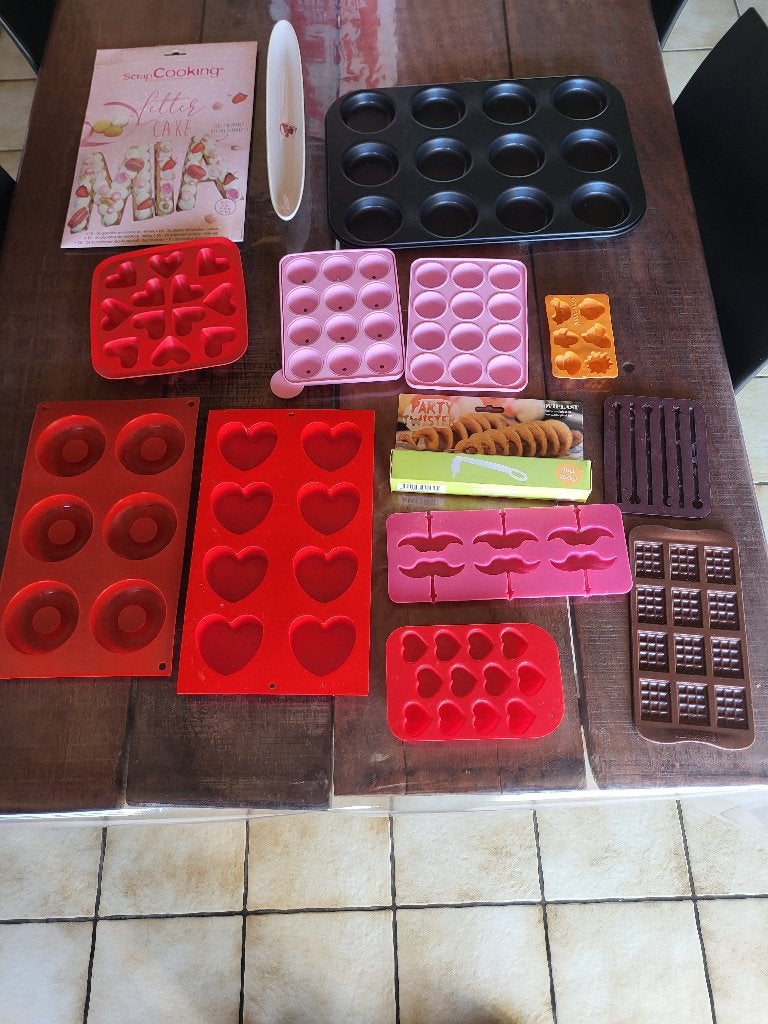 Lot bakvormen en bakaccessoires, Huis en Inrichting, Overige typen, Ophalen, Gebruikt