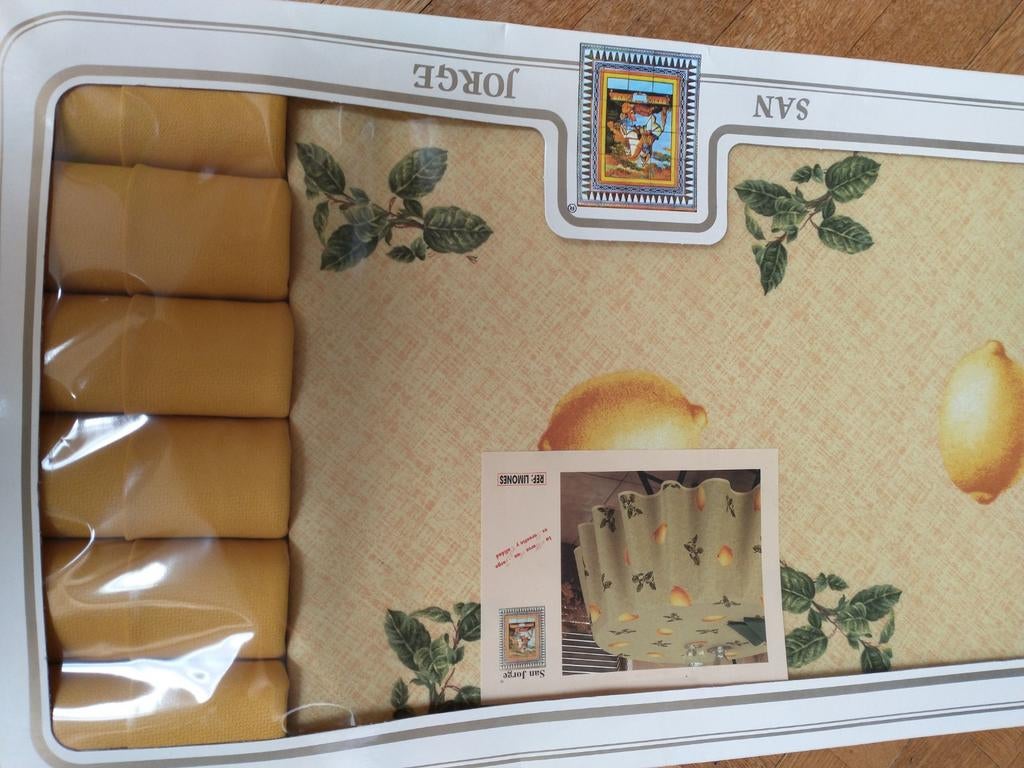 Nieuw rond zonnig tafelkleed 150 cm met servetten, Ophalen, Rond