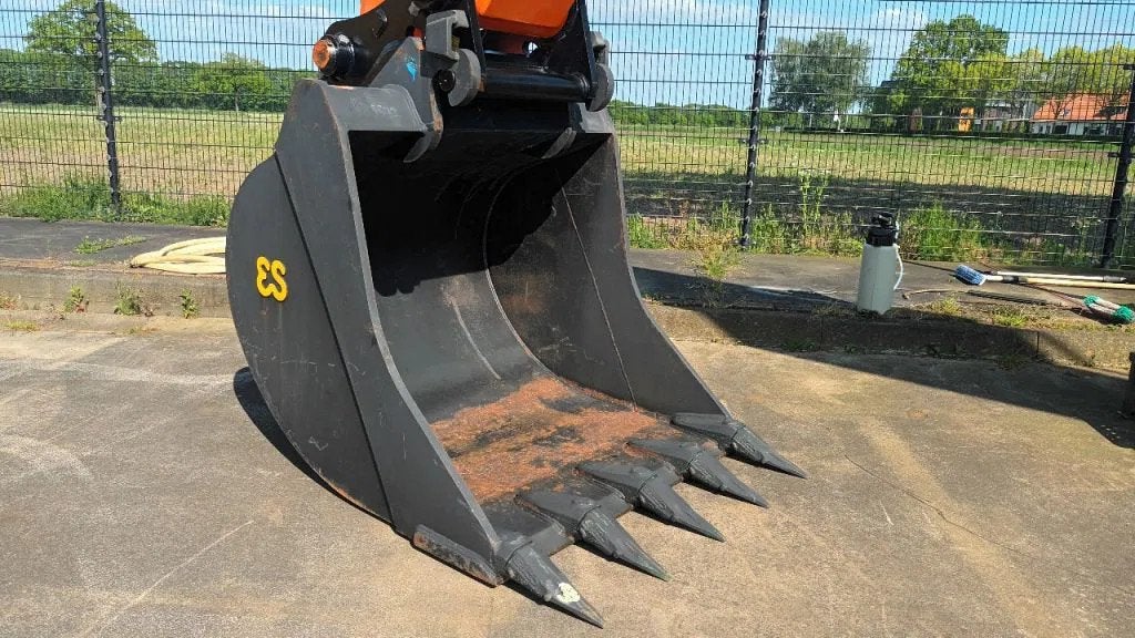 Eurosteel CW30 CW40 diggin bucket 1200mm wide 1150 liter, Articles professionnels, Machines & Construction | Pièces