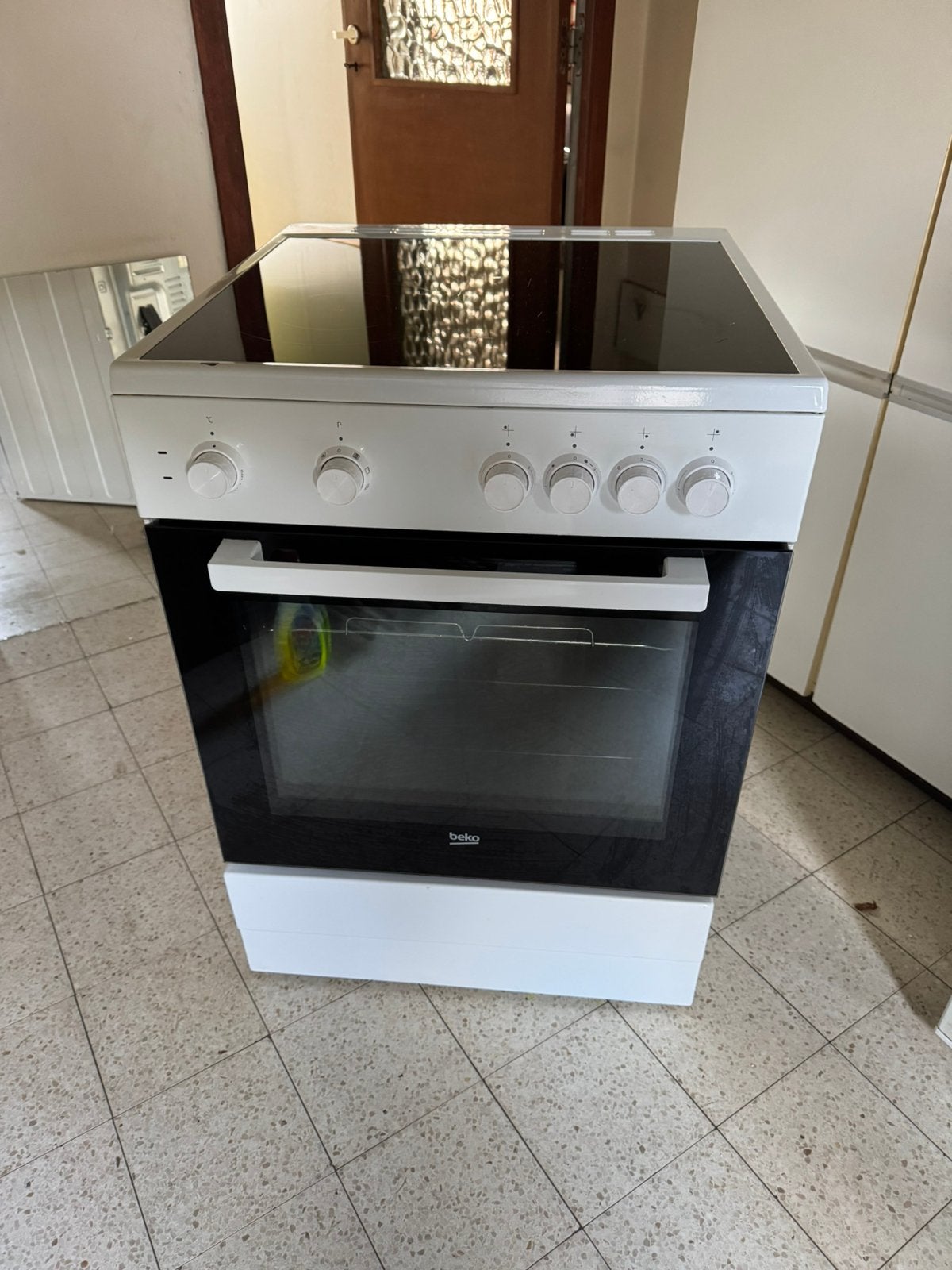 Beko elektrisch fornuis met keramische kookplaat– 3 jaar oud, Elektronische apparatuur, Ophalen, 4 kookzones, Zo goed als nieuw