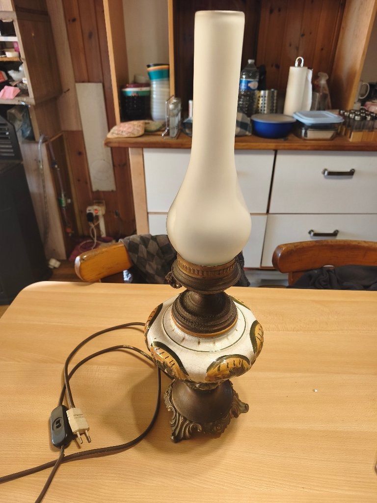 Oude geëlektrificeerde lamp in petroleumstijl, Ophalen