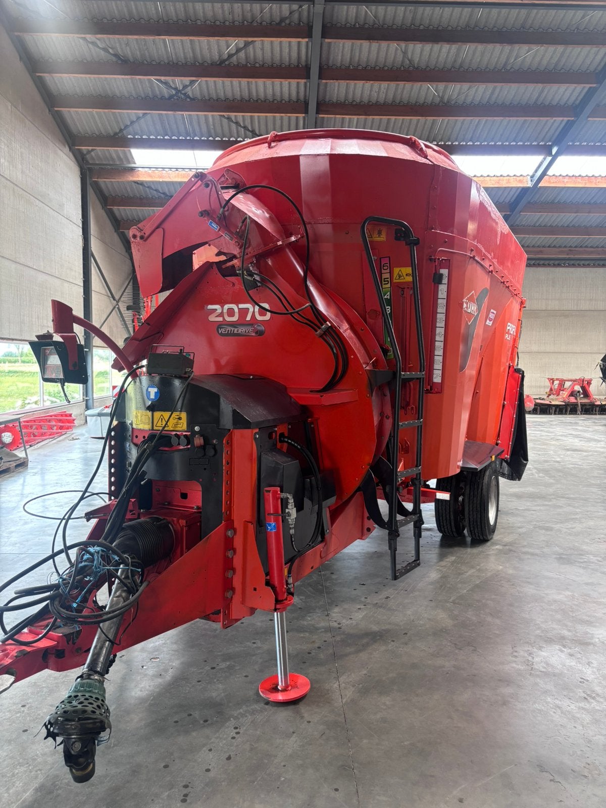 Voedermengwagen met strooiblazer, Articles professionnels, Agriculture | Outils, Enlèvement