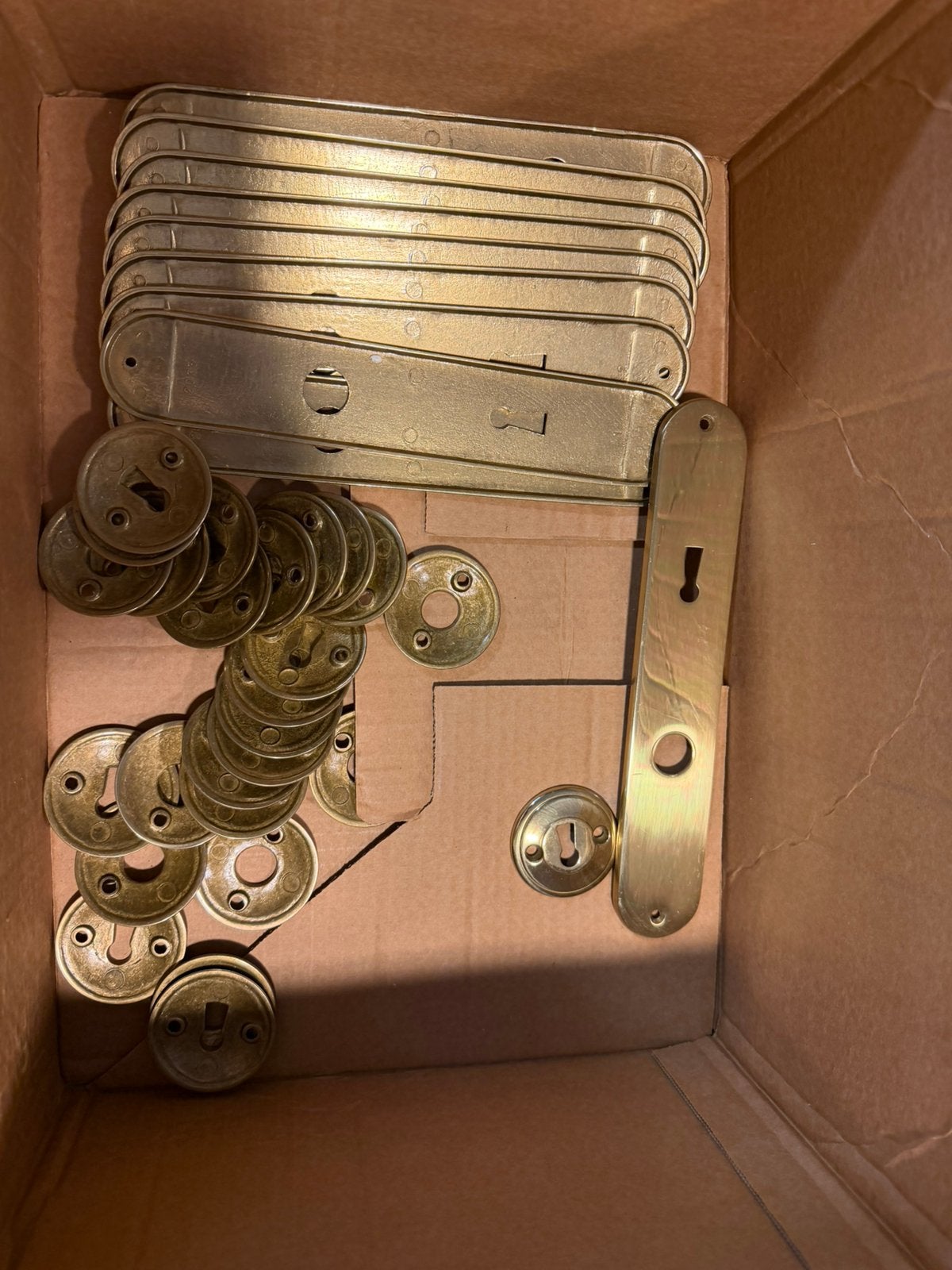 Vintage messing deurknoppen met langschilden en rozetten, Doe-het-zelf en Bouw, Ophalen, Gebruikt, Koper of Messing, Slot